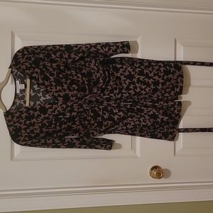 Motherhood maternity black and taupe, v neck, 3/4 sleeve, tie-back top. Size L